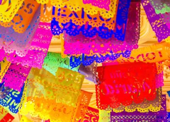 El origen prehispánico del papel picado en el altar de Día de Muertos