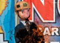 Migrantes queman piñatas de Trump en Tijuana