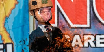Migrantes queman piñatas de Trump en Tijuana