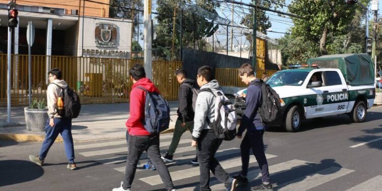 Prepa 5 expulsa a dos estudiantes por tras desaparición de Jorge Barrera