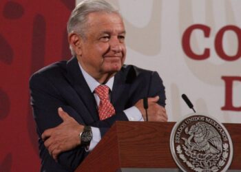 AMLO celebra su cumpleaños 67, recibe serenata en mañanera