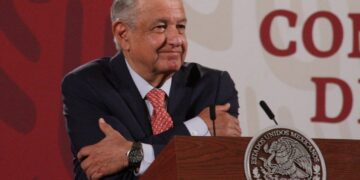 AMLO celebra su cumpleaños 67, recibe serenata en mañanera