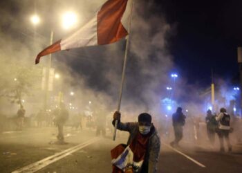 Crisis en Perú tras violenta noche de protestas y renuncias de ministros