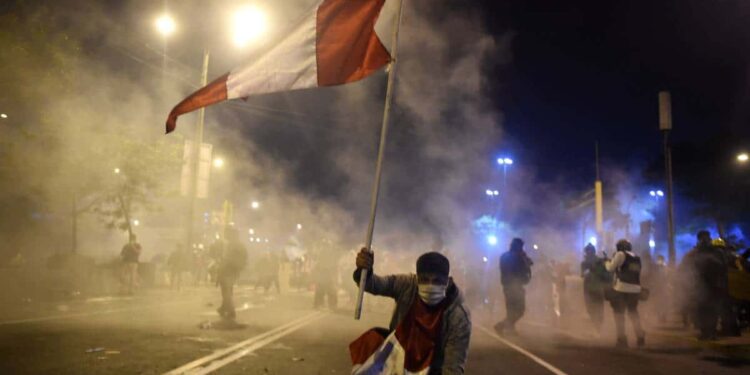 Crisis en Perú tras violenta noche de protestas y renuncias de ministros