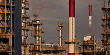 Demanda de petróleo seguirá bajando en 2020 y 2021, estima la OPEP