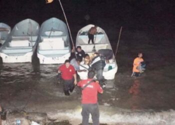 Rescatan a 14 pescadores perdidos en altamar de Campeche