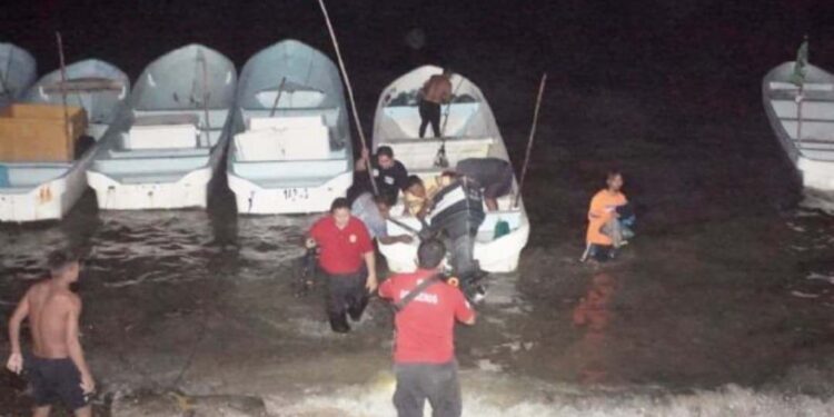 Rescatan a 14 pescadores perdidos en altamar de Campeche