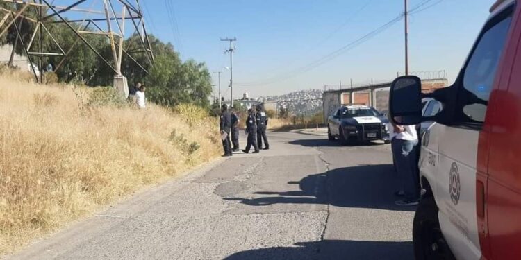 Rescatan a joven que intentó arrojarse de una torre de 25 metros