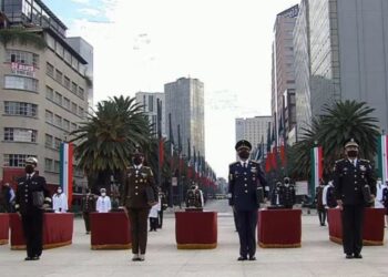 El camino que se recorre en la vida de un militar es recto y no admite desviaciones: Secretario de Sedena