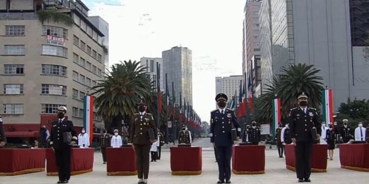 El camino que se recorre en la vida de un militar es recto y no admite desviaciones: Secretario de Sedena