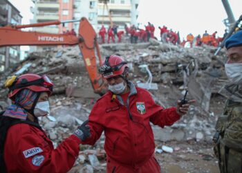 Suman 51 muertos en Turquía por el terremoto