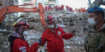 Suman 51 muertos en Turquía por el terremoto