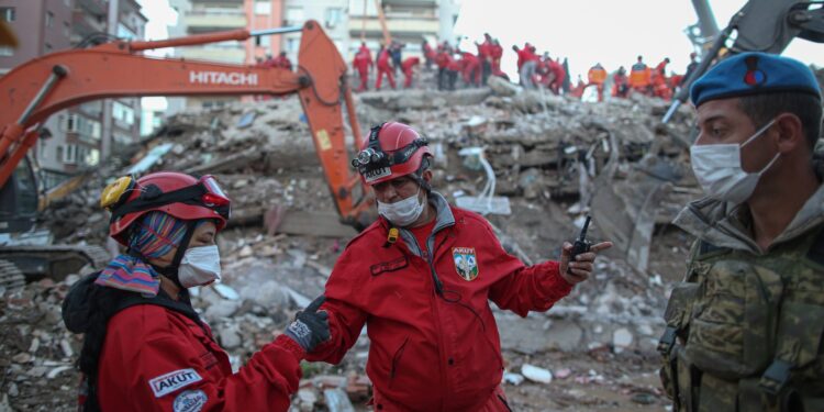 Suman 51 muertos en Turquía por el terremoto