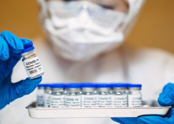 Error en dosis, golpe de suerte para vacuna contra COVID-19 de AstraZeneca y Oxford