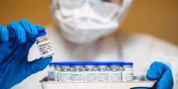 Error en dosis, golpe de suerte para vacuna contra COVID-19 de AstraZeneca y Oxford