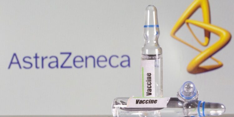Vacuna contra COVID-19 de AstraZeneca necesita ‘estudio adicional’, dice director