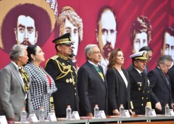 López Obrador entrega condecoraciones al Ejército por aniversario de la Revolución Mexicana