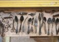 Encuentran objetos escondidos por prisioneros en Auschwitz