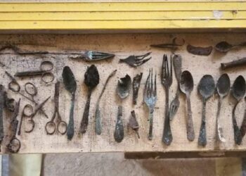 Encuentran objetos escondidos por prisioneros en Auschwitz