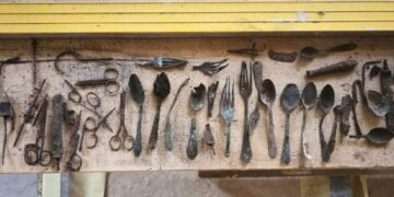 Encuentran objetos escondidos por prisioneros en Auschwitz