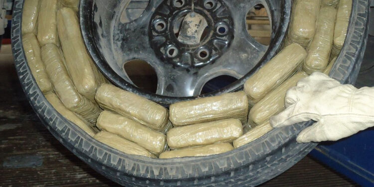Decomisan 27 paquetes con marihuana en una llanta de refacción en Sonora