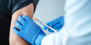 Dosis de Pfizer-BioNTech contra COVID-19 llegarán en horas para vacunar en Reino Unido