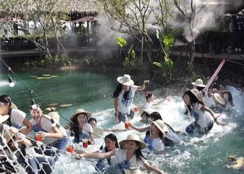 #Video 30 reinas de belleza caen al derrumbarse el puente en el que posaban