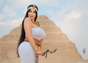 Modelo es arrestada por tomarse polémicas fotos en una pirámide de Egipto