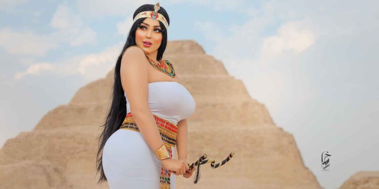 Modelo es arrestada por tomarse polémicas fotos en una pirámide de Egipto