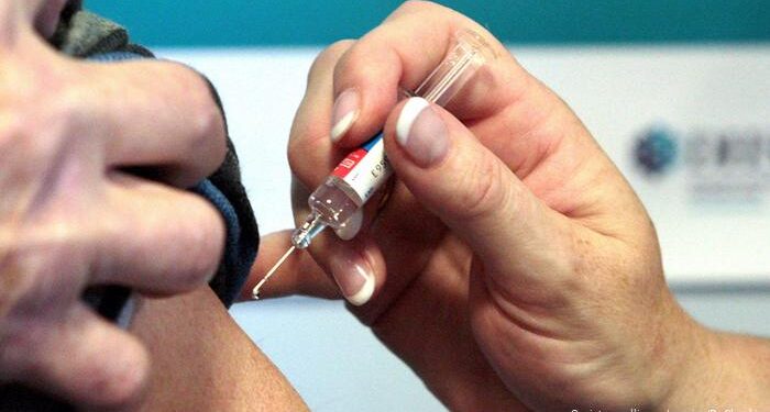 Argentina aprueba vacuna de AstraZeneca