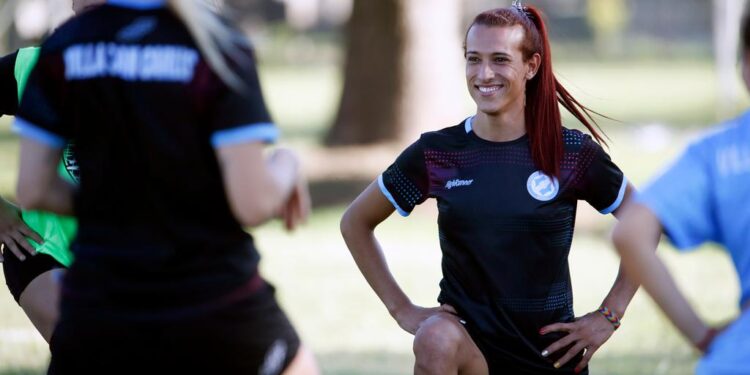 Debuta la primera futbolista trans en liga femenina argentina
