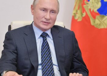 Putin ordena iniciar aplicación masiva de vacuna Sputnik V contra COVID-19