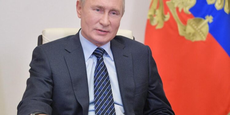 Putin ordena iniciar aplicación masiva de vacuna Sputnik V contra COVID-19