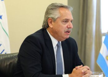 Argentina ofrece ayuda a Uruguay y Bolivia para obtener vacunas covid