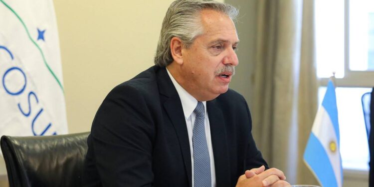 Argentina ofrece ayuda a Uruguay y Bolivia para obtener vacunas covid