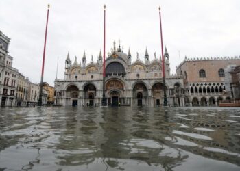 Marea alta inunda Venecia