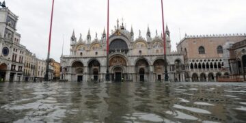 Marea alta inunda Venecia
