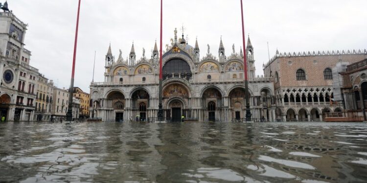 Marea alta inunda Venecia