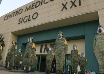 Pfizer capacita a militares para aplicación de vacuna