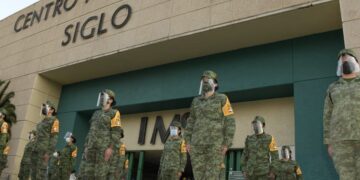 Pfizer capacita a militares para aplicación de vacuna