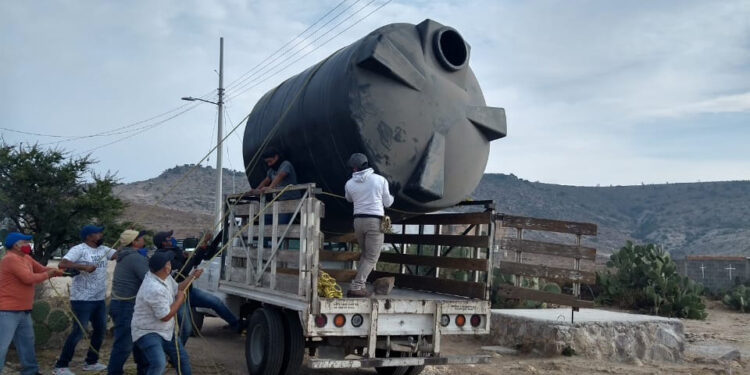 Se entregan cisternas a colonias marginadas