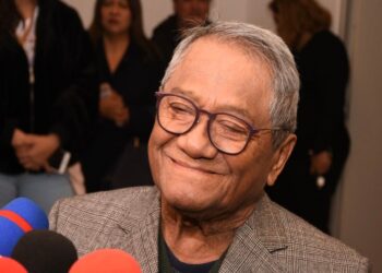 Armando Manzanero es intubado por agotamiento físico