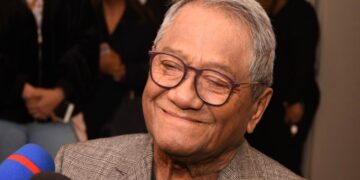 Armando Manzanero es intubado por agotamiento físico