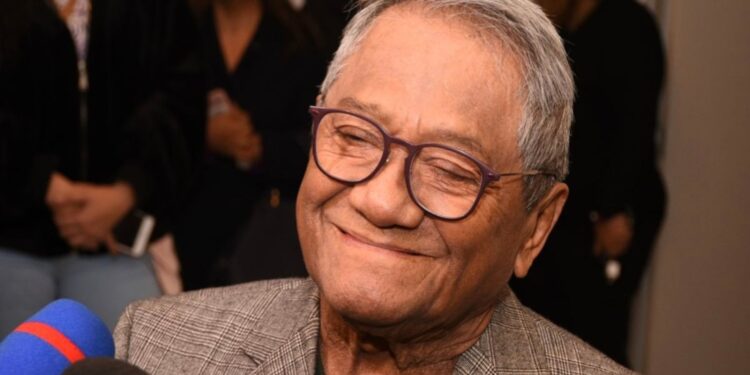 Armando Manzanero es intubado por agotamiento físico