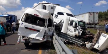 Dos muertos y 26 heridos tras fuerte accidente en la Querétaro-SLP