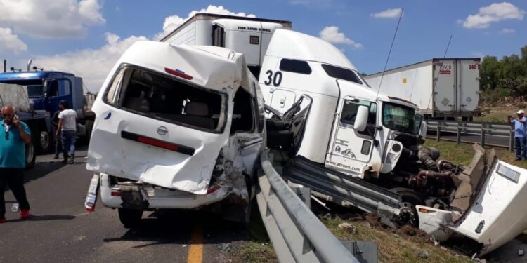 Dos muertos y 26 heridos tras fuerte accidente en la Querétaro-SLP