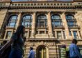 Reforma al Banco de México trae riesgos y debilita su autonomía, dice Moody’s