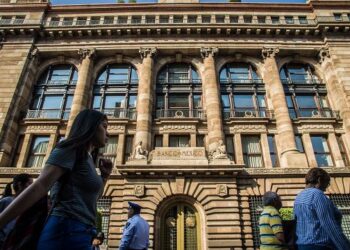 Reforma al Banco de México trae riesgos y debilita su autonomía, dice Moody’s