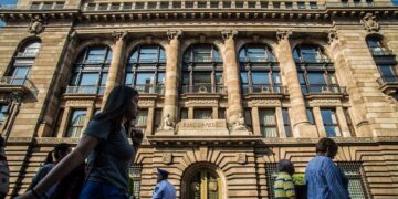 Reforma al Banco de México trae riesgos y debilita su autonomía, dice Moody’s