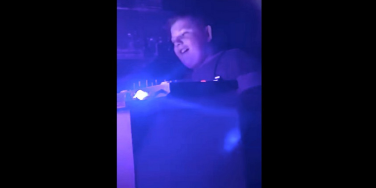 #Video Niño organiza rave en baño de su escuela; le confiscan equipo